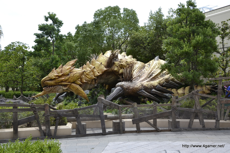 Illustration for article titled Giant Video Game Monsters Invade Universal Studios Japan